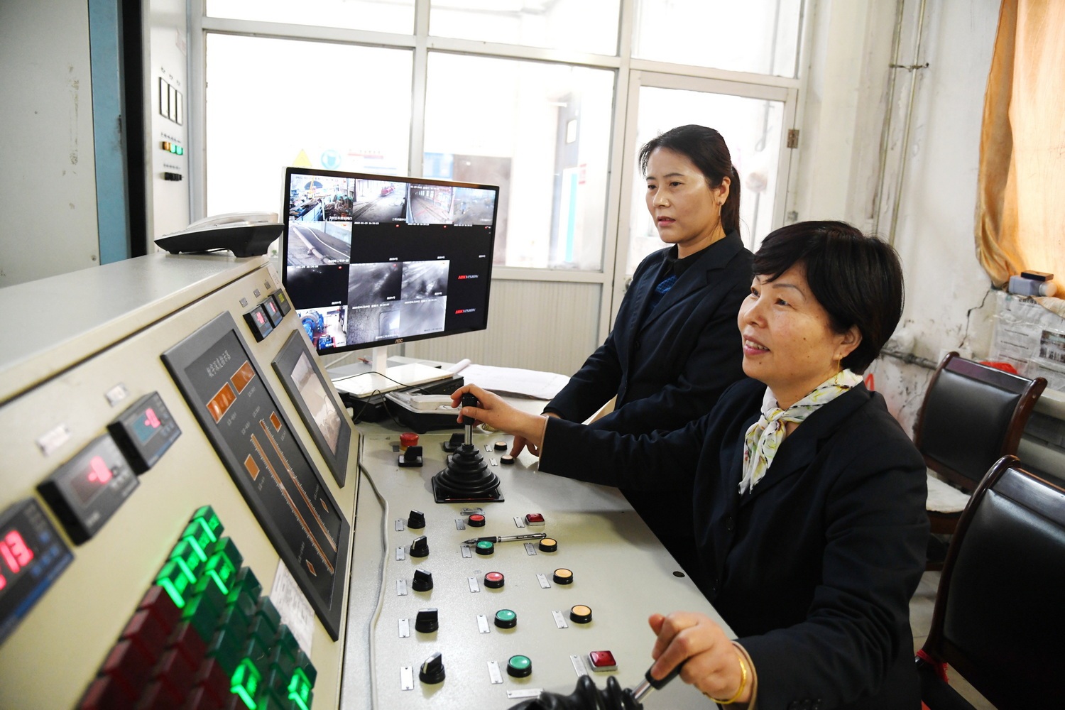 张爱莉在操作主提升机 高孟学 摄 张爱莉在操作主提升机 高孟学 摄