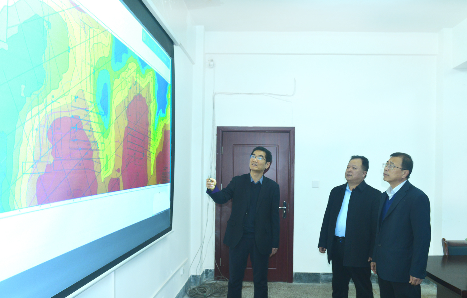 陕煤集团韩城矿业课题组成员研究绘制“地应力—瓦斯”三维图。