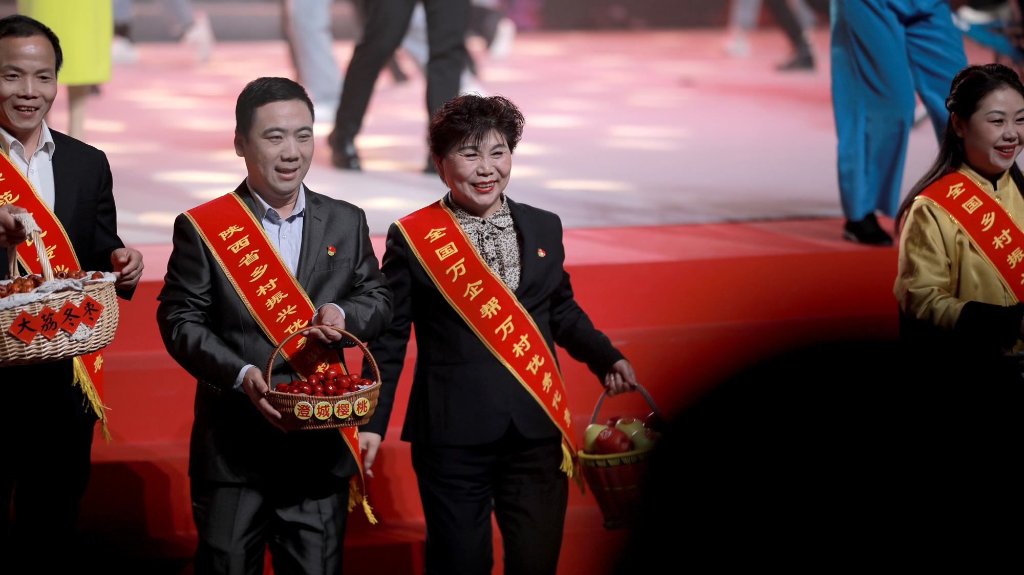 赵晓来（左二）在2024年陕西省渭南市春节联欢晚会演出中。